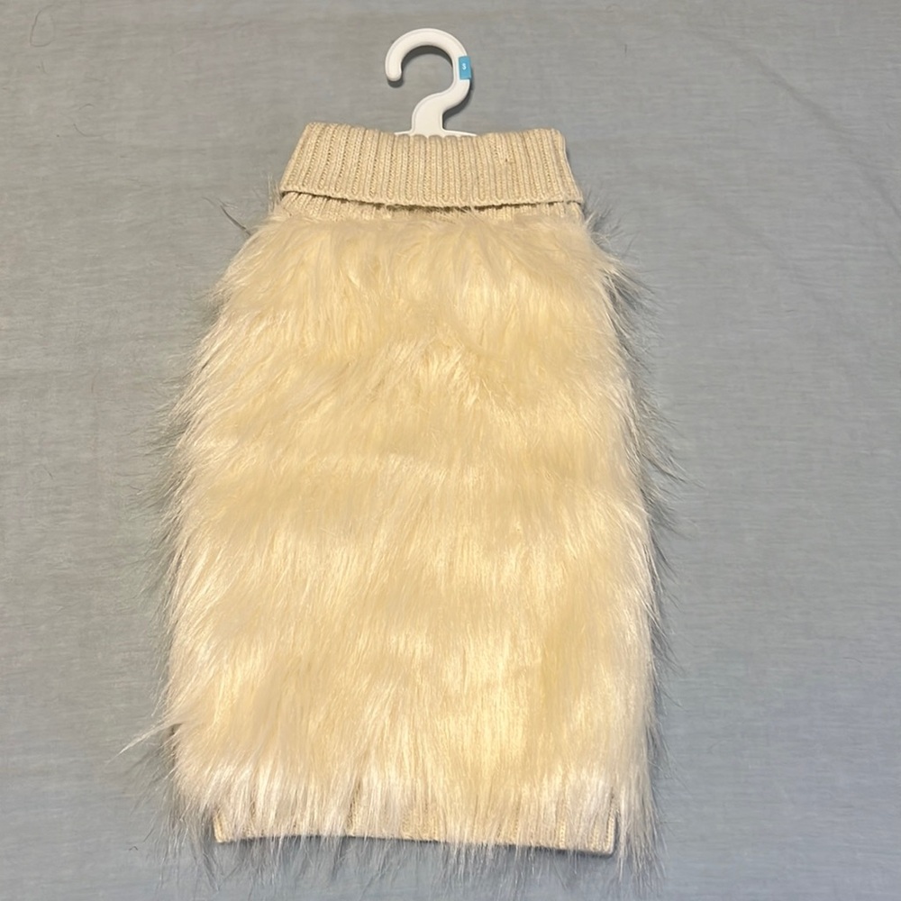 NWT FabDog faux fur sweater for a dog size S white, new with tag, turtle neck
